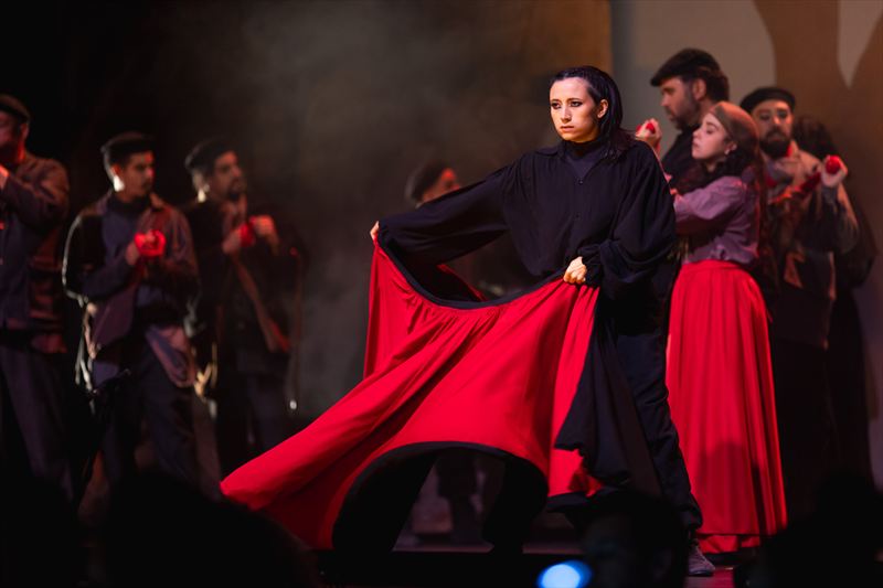 Thayse Marques dances in Pilar's telling of the massacre. Photo by Filipe Costa.