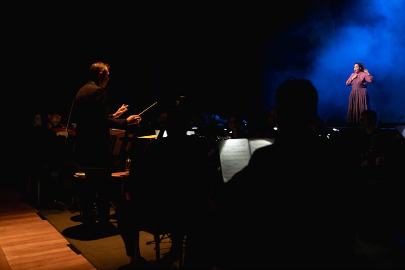 Jeffrey Dokken conducts with Isabel Quintela as Maria. Photo by Filipe Costa.
