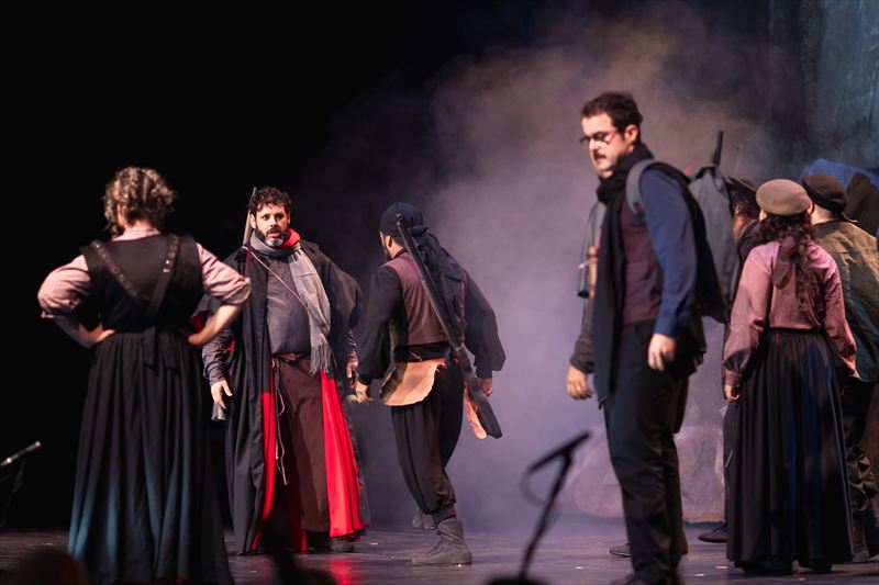 From left: Gustavo Rocha Ribeiro as Pablo, Rafael Ribeiro as Robert Jordan. Photo by Filipe Costa.
