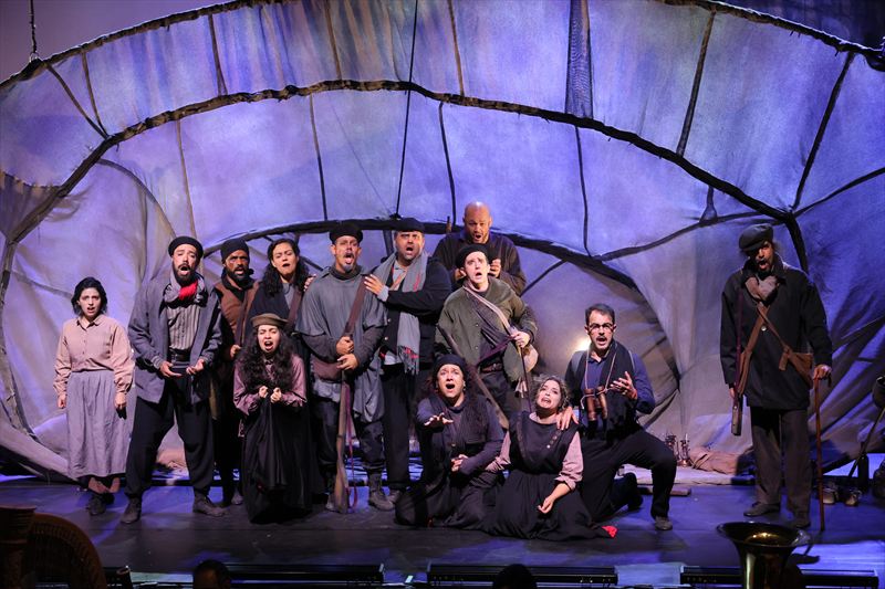 'We must help Sordo!' From left standing: Marina Pinheiro Xavier, Marcus Danielo dos Ouros, Roger Rodrigues Vieira, Brésia Soares, Vitor Hugo de Sá do Monte Lima, Jeàn Bogaroch Nardoto, Paulo Santos, Daniel Menezes Feitos, João Paulo França Fernandes.  From left kneeling:  Ana Luisa Santos de Melo, Caroline Araujo, Bárbara Augusta Brasil Nicolau, Rafael Luiz da Silveira Ribeiro. Photo by Robson Cesco.