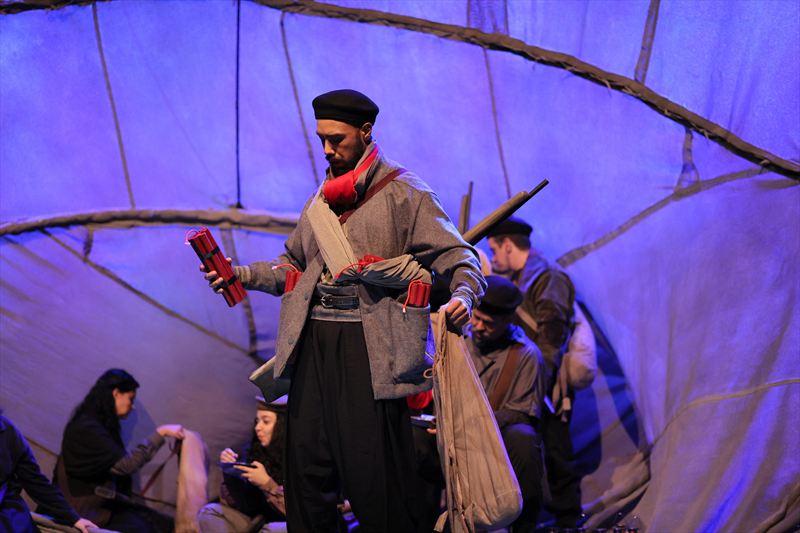 Preparing to blow up the bridge.  Marcus Danielo dos Ouros as Anselmo. Photo by Robson Cesco.