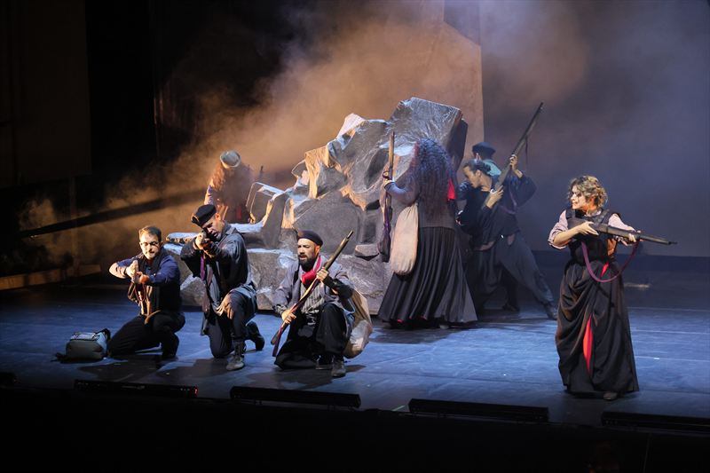 'It's time to attack!' From left foreground: Rafael Ribeiro as Robert Jordan, Vitor Hugo de Sá do Monte Lima as Anselmo, Marcus Danielo dos Ouros as Agustín, Bárbara Augusta Brasil Nicolau as Pilar. From left background: Ana Luisa Santos de Melo, Caroline Araujo, Iago Gabriel Melo de Jesus da Silva, photo by Robson Cesco.