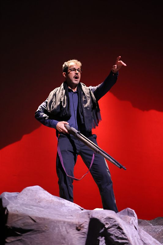 'Let them come!' Rafael Ribeiro as Robert Jordan. Photo by Robson Cesco.