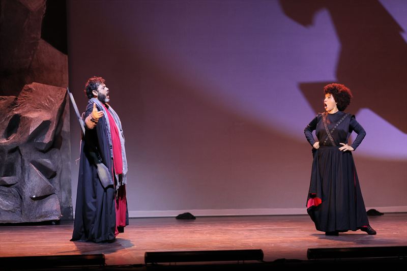 From left: Gustavo Rocha Ribeiro as Pablo, Mere Oliveira as Pilar. Photo by Robson Cesco.