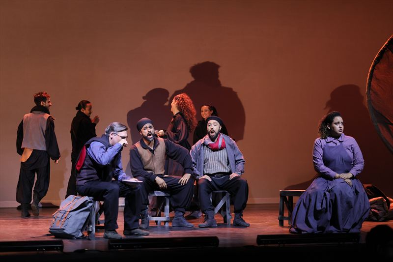 From left: Michael Axelsson as Robert Jordan, Roger Rodrigues Vieira as Rafael, Vitor Hugo de Sá do Monte Lima as Anselmo, Isabel Quintela Soares Martins as Maria.  Photo by Robson Cesco.