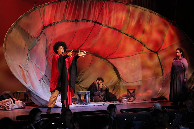 From left: Mere Oliveira as Pilar, Gustavo Rocha Ribeiro as Pablo, Isabel Quintela Soares Martins as Maria.  Photo by Robson Cesco.