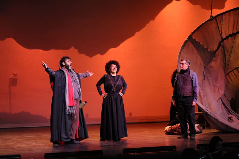 From left: Gustavo Rocha Ribeiro as Pablo, Mere Oliveira as Pilar, Michael Axelsson as Robert Jordan. Photo by Robson Cesco.