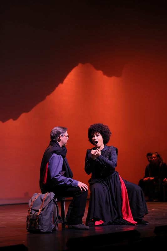 From left: Michael Axelsson as Robert Jordan, Mere Oliveira as Pilar. Photo by Robson Cesco.