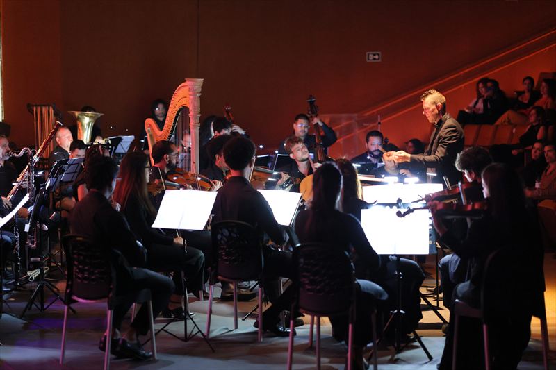 Maestro Jeffrey Dokken and Orquestra Filarmônica de Brasília.  Photo by Robson Cesco.
