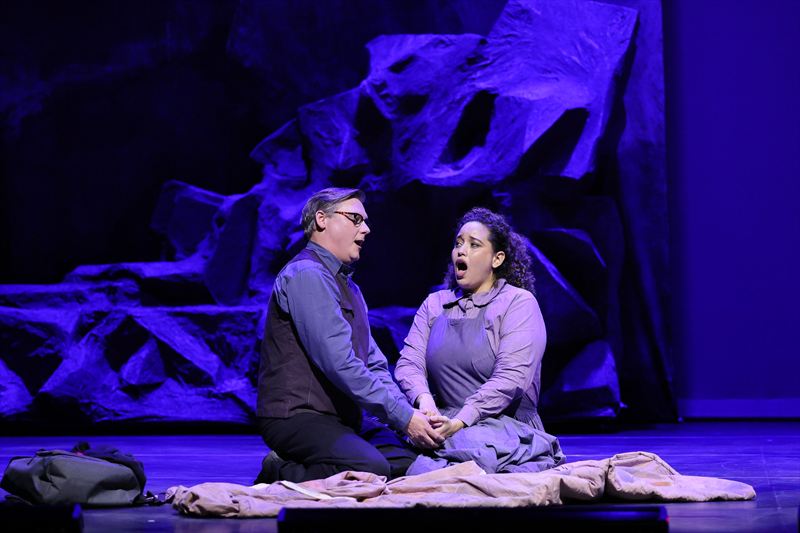 From left: Michael Axelsson as Robert Jordan, Isabel Quintela Soares Martins as Maria. Photo by Robson Cesco.