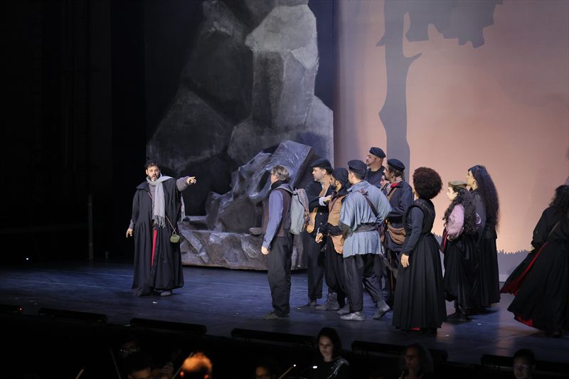 Gustavo Rocha Ribeiro as Pablo with ensemble. Photo by Robson Cesco.