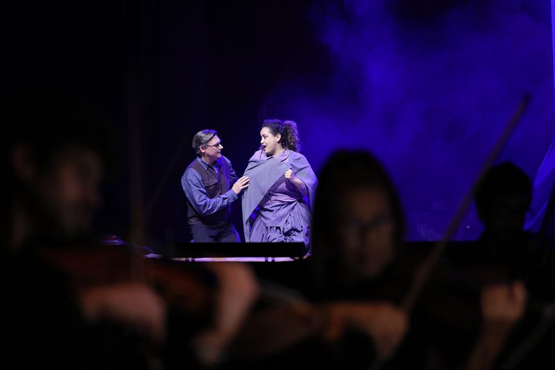 From left: Michael Axelsson as Robert Jordan, Isabel Quintela Soares Martins as Maria.  Photo by Robson Cesco.