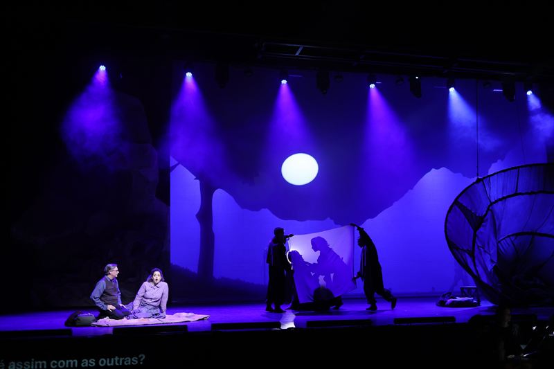 From left: Michael Axelsson as Robert Jordan, Isabel Quintela Soares Martins as Maria.  Photo by Robson Cesco.