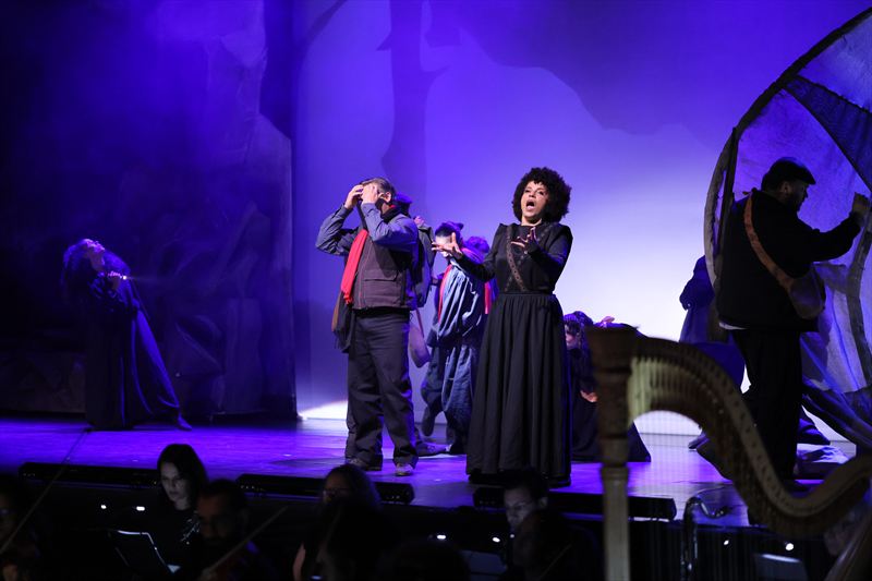 From left: Michael Axelsson as Robert Jordan, Mere Oliveira as Pilar. Photo by Robson Cesco.
