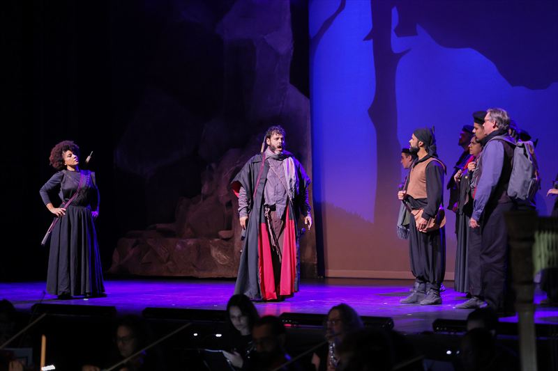 From left: Mere Oliveira as Pilar, Gustavo Rocha Ribeiro as Pablo, ensemble. Photo by Robson Cesco.