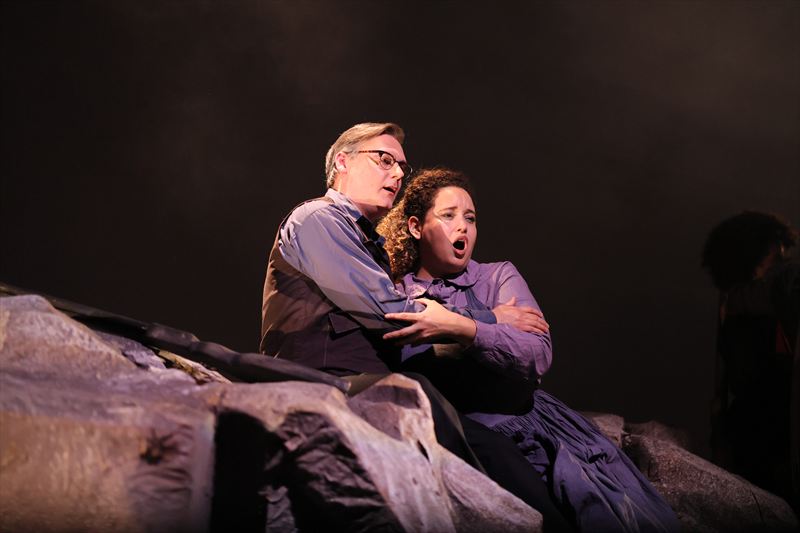 From left: Michael Axelsson as Robert Jordan, Isabel Quintela Soares Martins as Maria.  Photo by Robson Cesco.